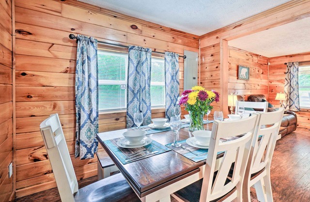 Charming Jamestown Cabin w/Large Backyard!