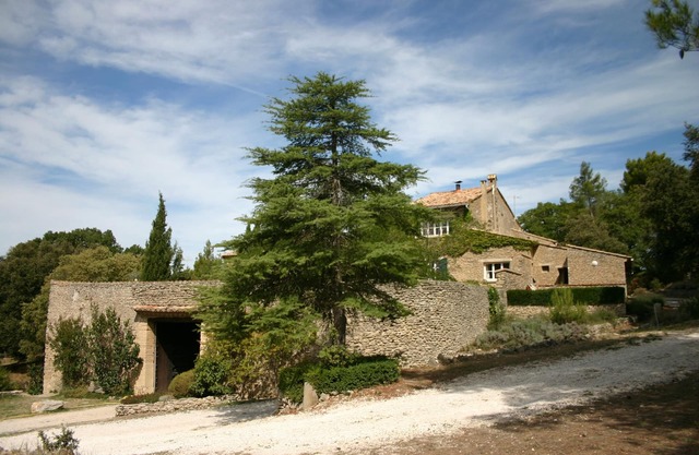 Charming large detached cottage in a Provençal area of 33hectares