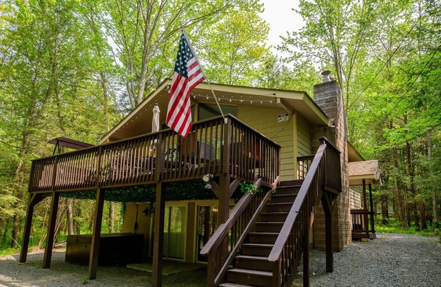 Charming Lake Ariel Retreat - Ski, Swim & Golf