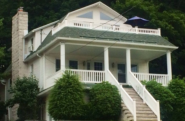 Charming Lake House Cottage with beach access and lake view