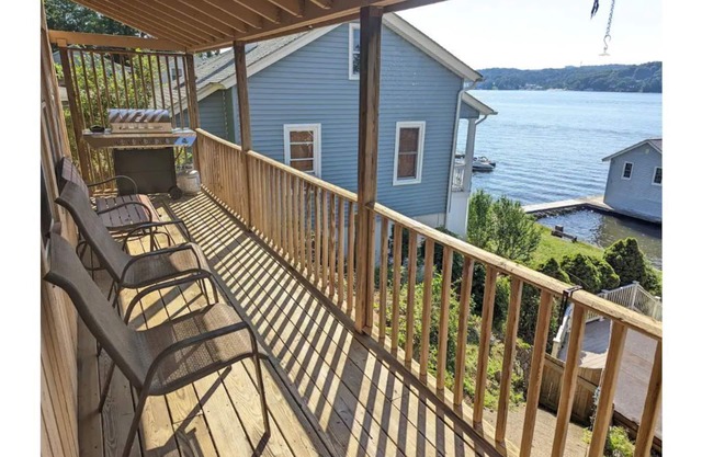 Charming Lake House w/Large Dock