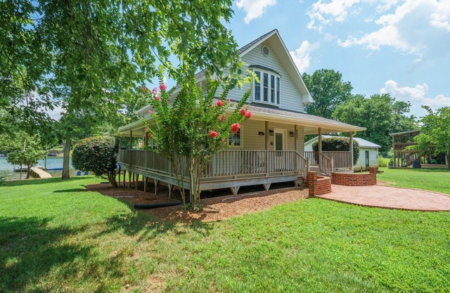 Charming Lakefront Cottage with Beach & Pier