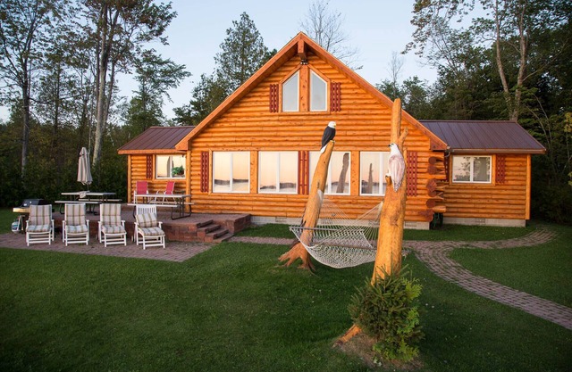 Charming Lakefront Log Cottage, With 4 Star Furnishings, 15 min. N of Mighty Mac