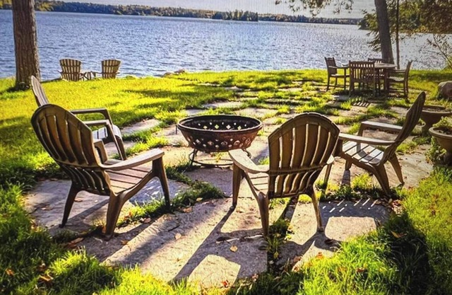 Charming lakeshore cottage in Ely. The perfect family or couples getaway.