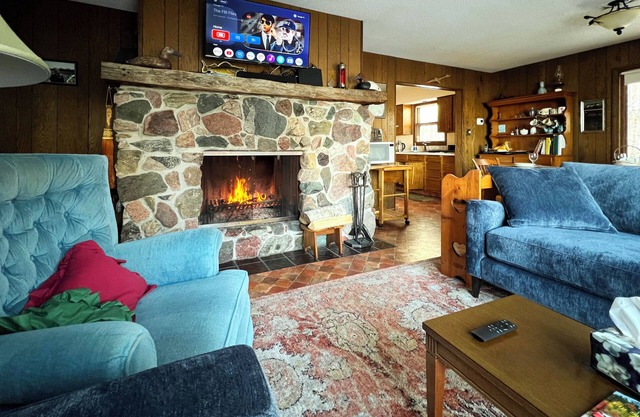 Charming Lakeside Cabin on Bear Island Lake W/Dock, WiFi, Firepit & Much More!