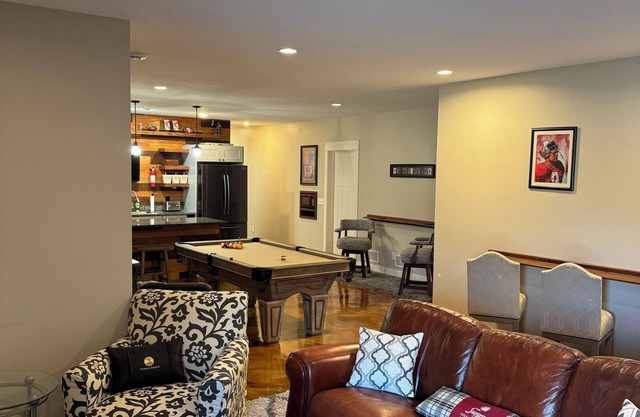Charming large 2-bedroom basement apartment in serene Lakeville with AC, WiFi,
