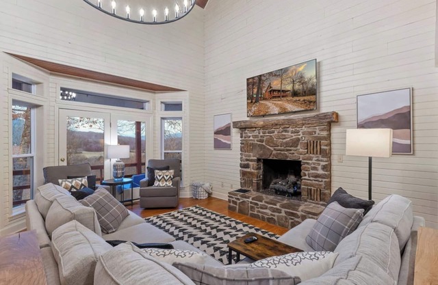 Charming Large Farm House/Hot Tub & Game Room