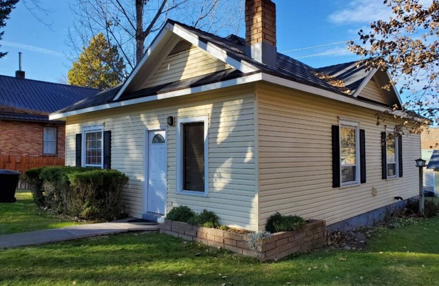 Charming Lava Cottage steps from delightful Main Street!