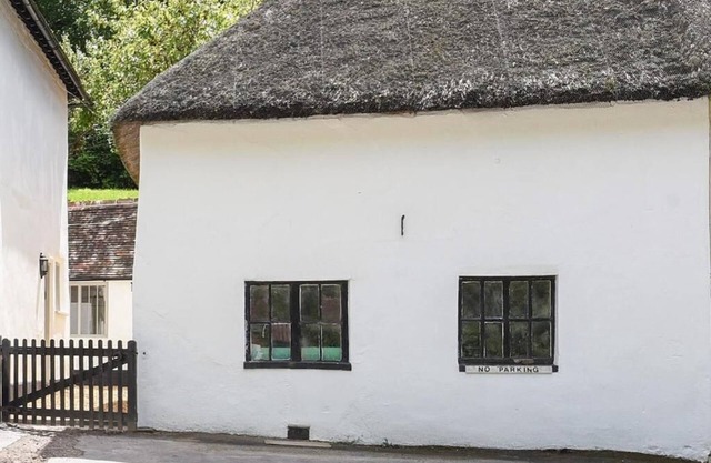 Charming Listed 1-bedroom cottage in lovely Milton Abbas with Parking