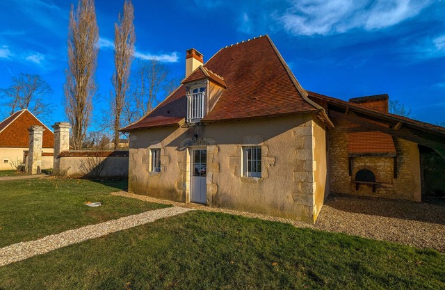 Charming lodge with parking, pets allowed, near Château de Clavières