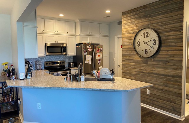 Charming lower level 2-bedroom condo in wonderful Clinton Twp with WiFi, AC
