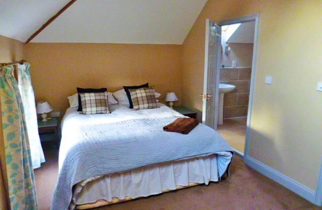 Charming mews cottage with modern comfort, No Deposit