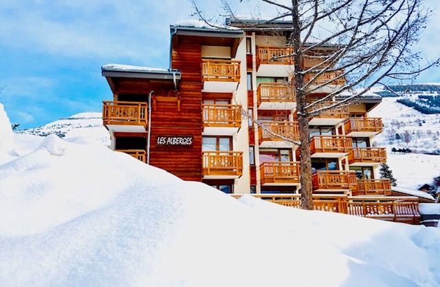 Charming Mountain Apartment, Close to Slopes, Ideal for Families