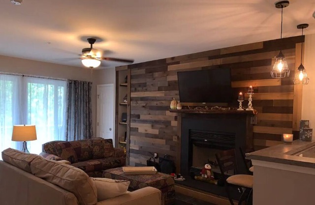 Charming Mountain Retreat *1 Bedroom / 2 Bathroom*
