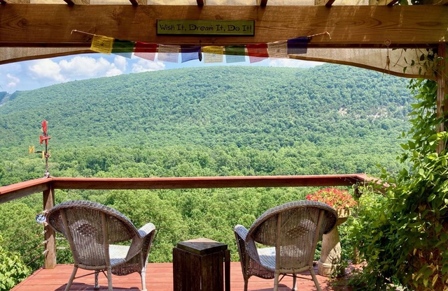 Charming mountaintop cabin with hot tub, pool table, and breathtaking views