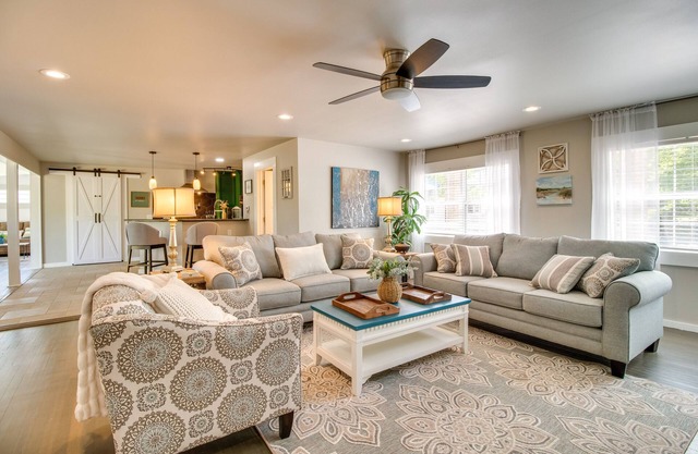 Charming Mountain Home Retreat: Walk to Marina!