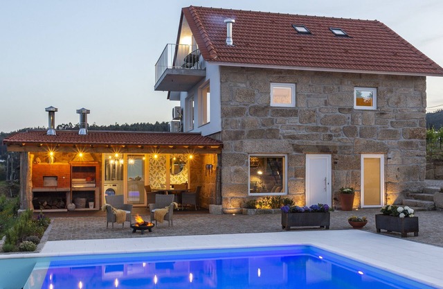 Charming Nature Retreat, Infinity Pool, Stunning Views - 35 minutes from Porto