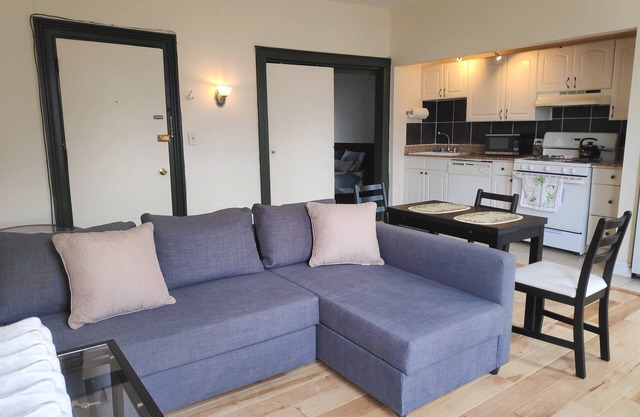 Charming Nest Atop Bolton Hill Brownstone w/Parking & Free Wifi
