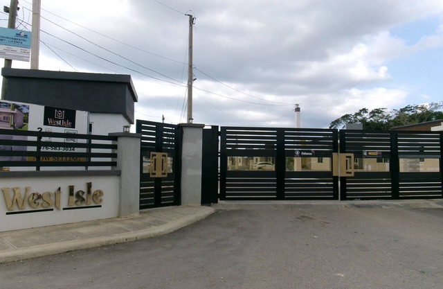 Charming, newly constructed, 2-bedroom house in gated community/modern amenities