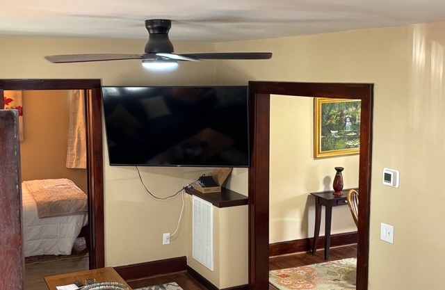 Charming/newly remodeled 3-bedroom house with WiFi and AC blocks from RU campus.