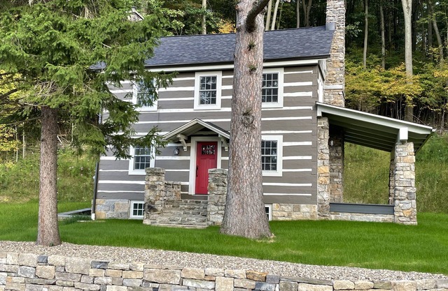 Charming newly-renovated historic log house near PSU and Spruce Creek