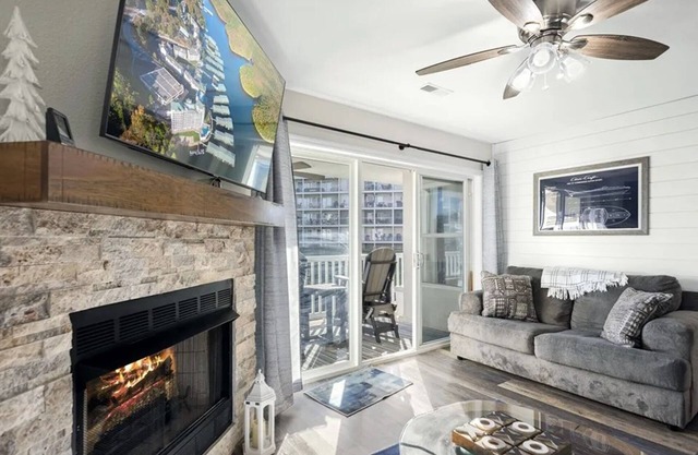 Charming, Newly Updated 2-bedroom condo with AC, WiFi in delightful Osage Beach