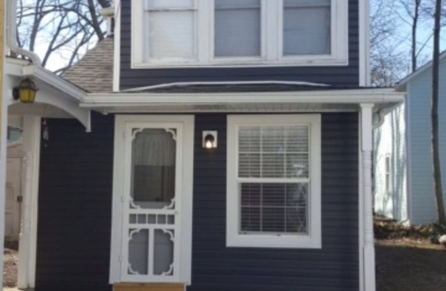 Charming, newly updated 2 Bedroom Cottage, Pet Friendly