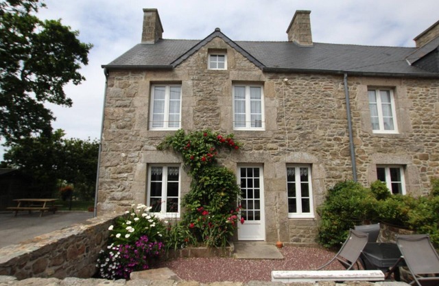Charming Normandy house with enclosed garden, fireplace, Wi-Fi, and pets welcome