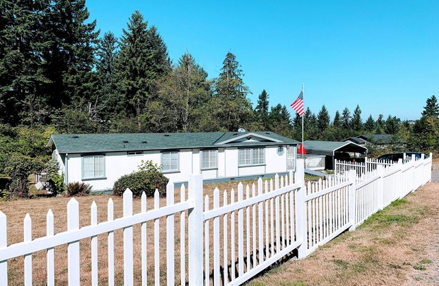 Charming Northwest home w/a full kitchen, private back yard - near Lake Tapps