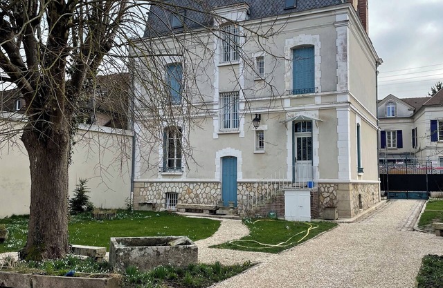 Charming outbuilding at the gateway to Joigny and Chablis wines