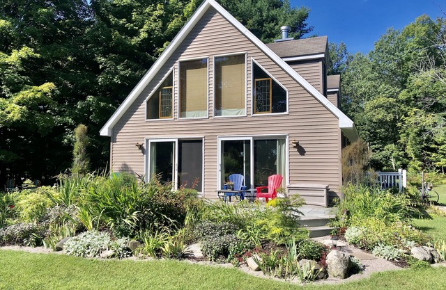 Charming Omena house. Close to beach, Suttons Bay, Northport. Fire pit. A/C.