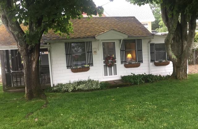 CHARMING ONE BEDROOM COTTAGE OVERLOOKS BROAD COVE IN ONSET