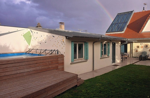 Charming outbuilding with shared garden and pool
