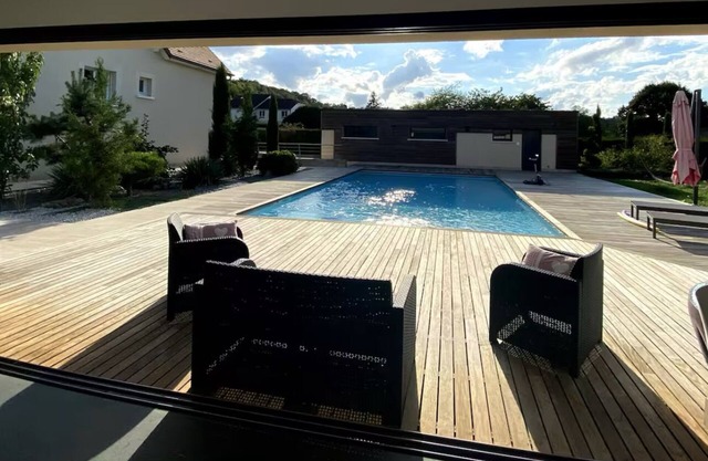 Charming poolside accommodation, pets welcome!