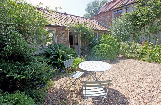Charming, pet friendly Grade II single-storey cottage on a quiet country lane.