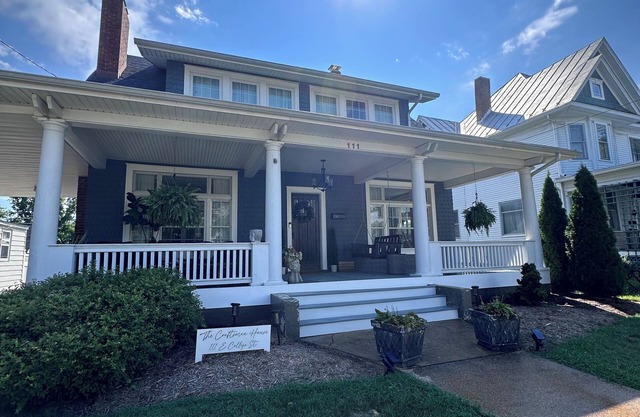 Charming Pet-Friendly Stay: Walk BC, 7.5 mi to JMU, walk to Dining, Parks & more
