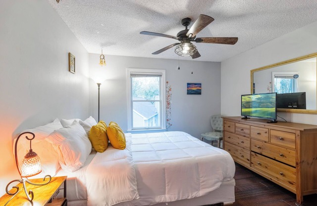 Charming Pet-Friendly Stay - Near Bay & Beaches.