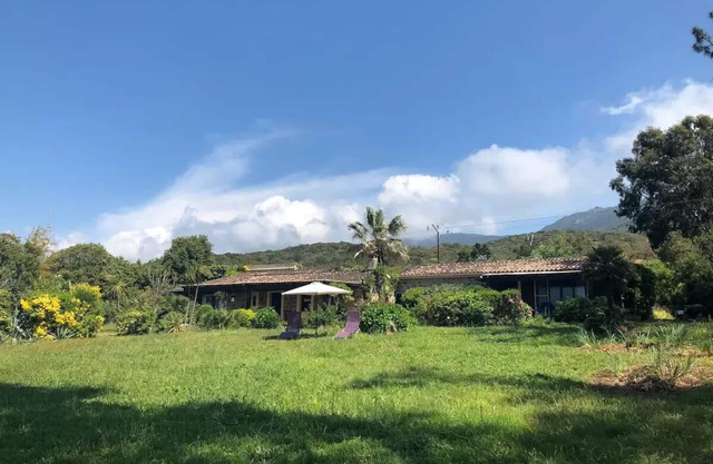 Charming pied-dans-l'eau villa with stunning views, large garden, private pool