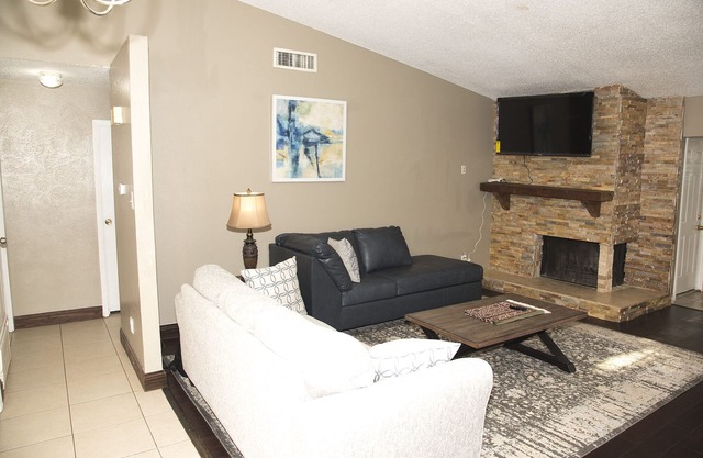 Charming Plano Hideaway 3Bedrooms 2Bathrooms with Cozy Vibes large backyard