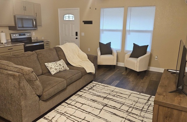 Charming posh 1-bedroom/1 bathroom apartment in Gainesville!
