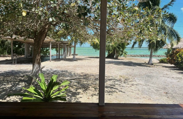 Charming Private Beachfront 2-bedroom house near Copper Bank with WiFi, AC