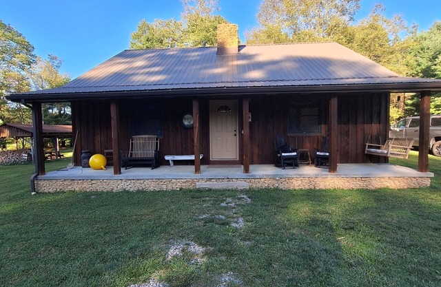 Charming Private Cabin that is cozy and quiet. Sleeps 7 with two bathrooms.
