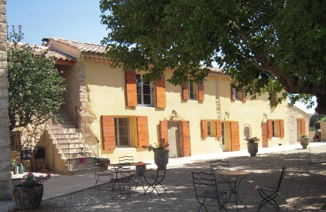 Charming Provencal farmhouse in the heart of 4 Hectares and the Luberon