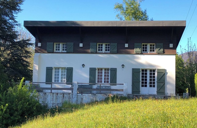 CHARMING PYRENEES MOUNTAINS CHALET.