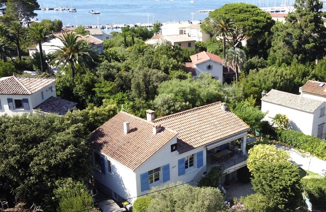 CHARMING, QUIET house in Le Brusc right next to the sea and shops