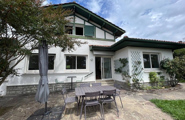 Charming quiet house with swimming pool close to beaches and town center!