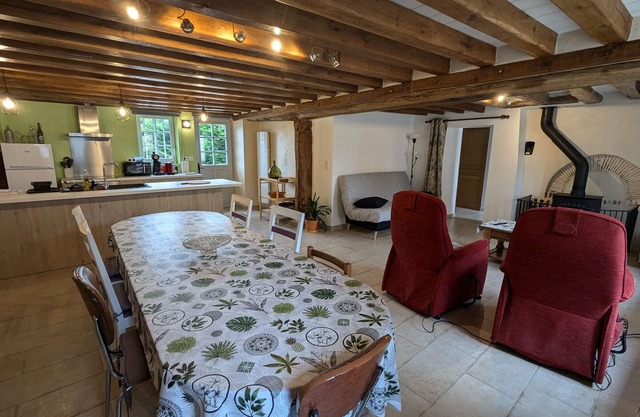 Charming Renovated Farmhouse: Tranquil Getaway near Forest with Modern Amenities