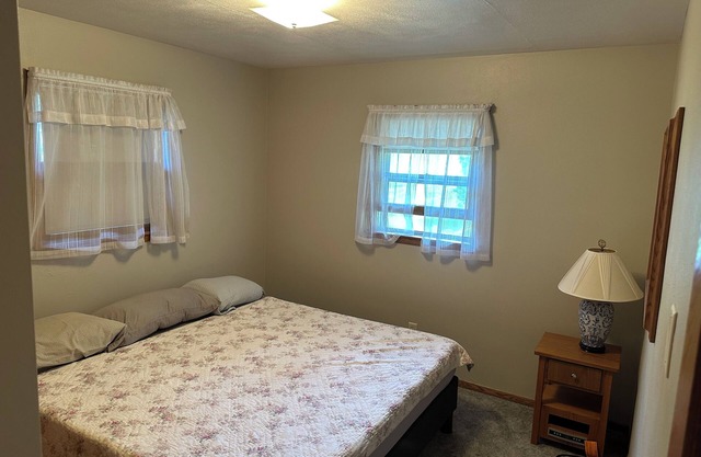 Charming rambler in lovely Stockholm with a beautiful lake view, A/C, and WiFi.