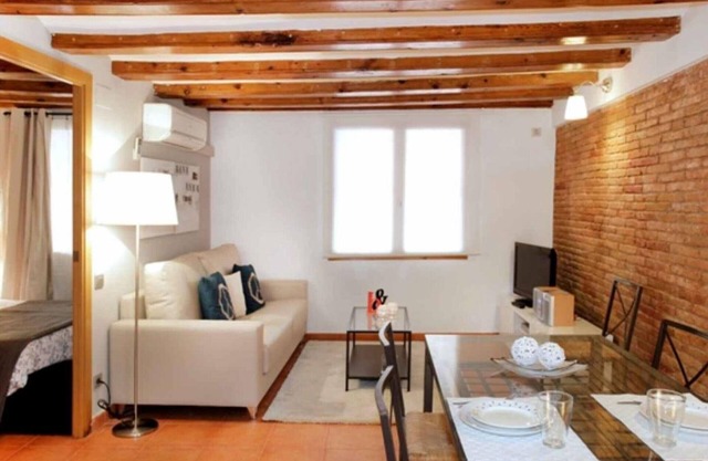 Charming Renovated 2BR Apartment for 5 with Modern Amenities in Central Barcelona