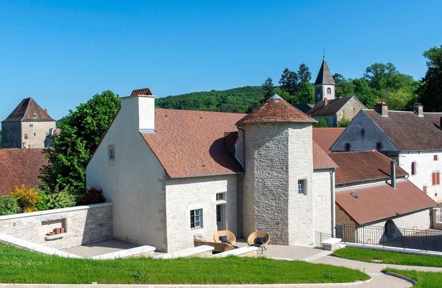 Charming renovated cottage with fireplace in Fondremand